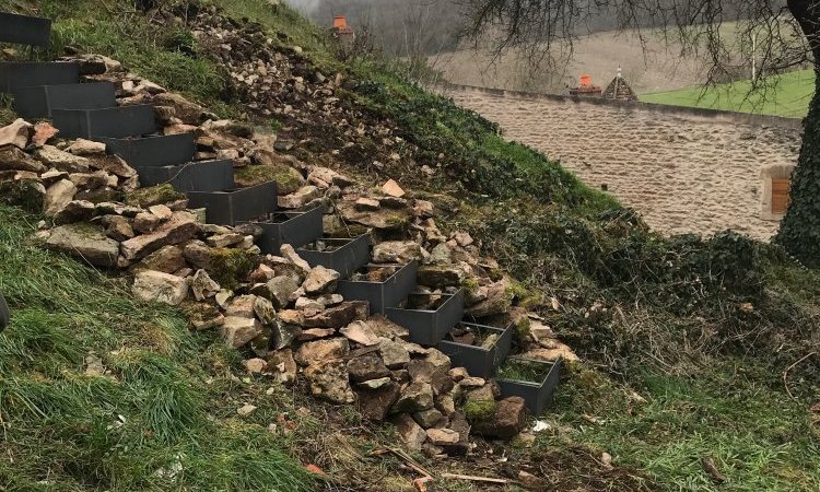 Réalisation d'un espace jardin avec cabane, bacs potager et escalier d'accès près de Tournus